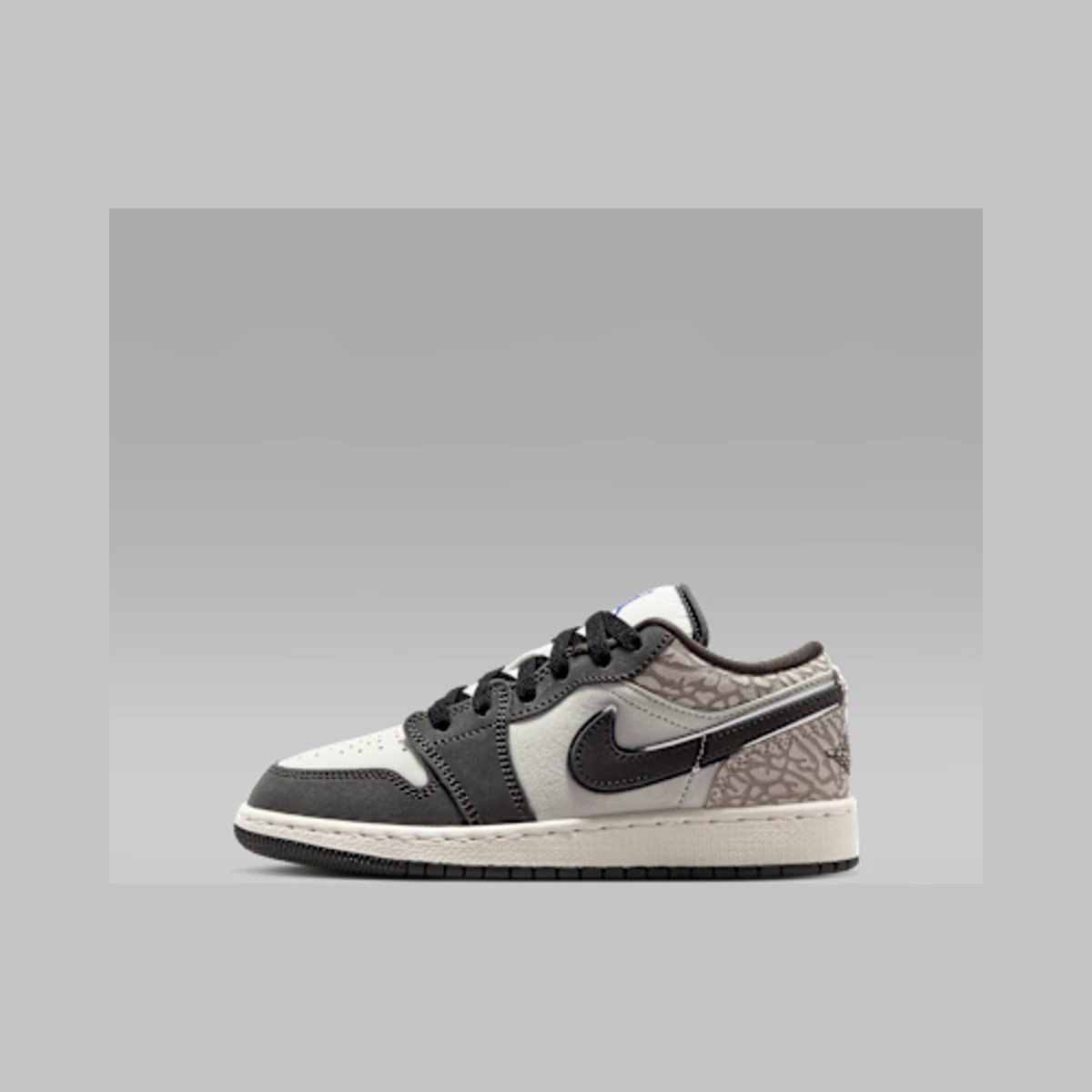 Jordan Air Jordan 1 Low SE Older Kids' Shoes in Grey / Off White