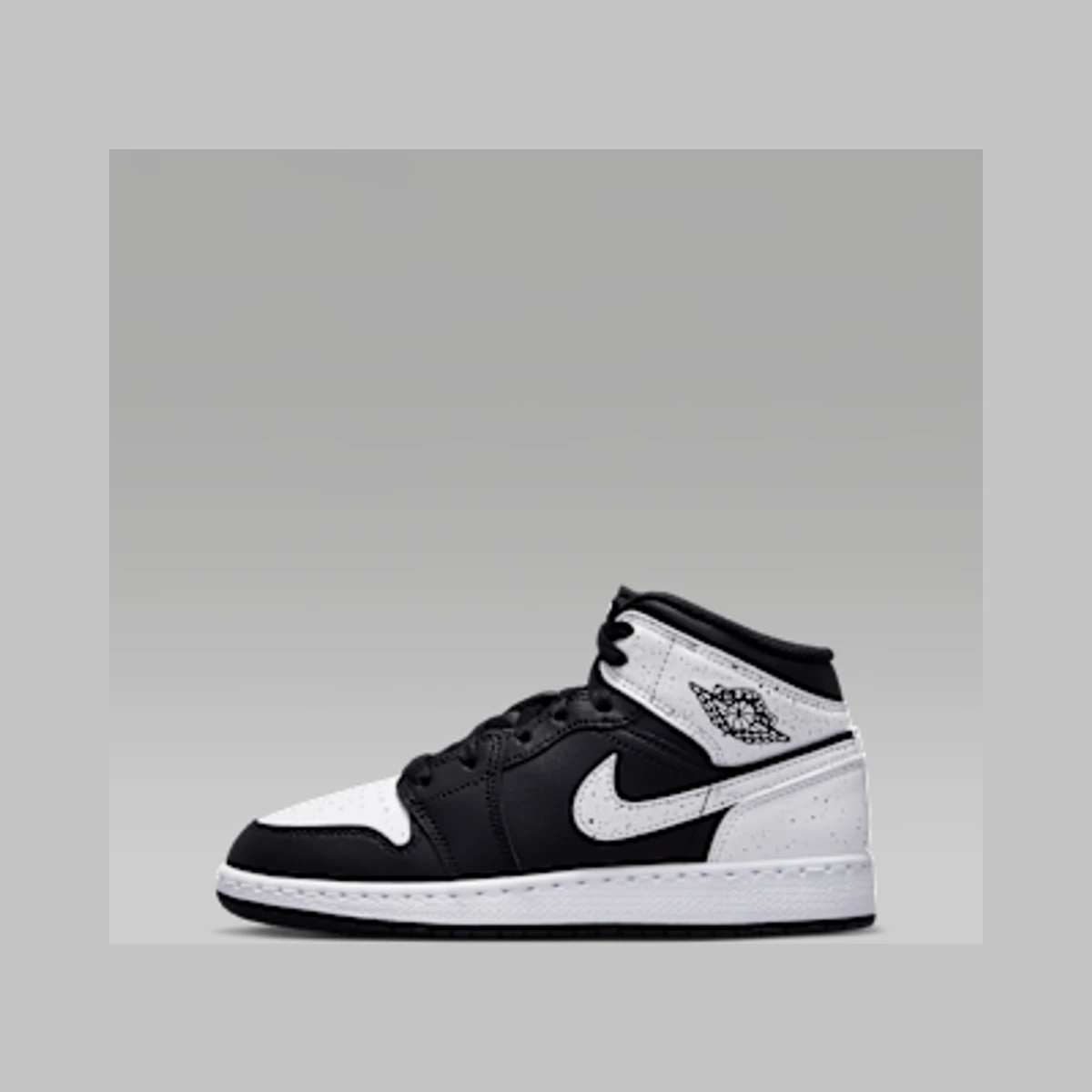 Jordan Air Jordan 1 Mid Older Kids' Shoes in Black / White