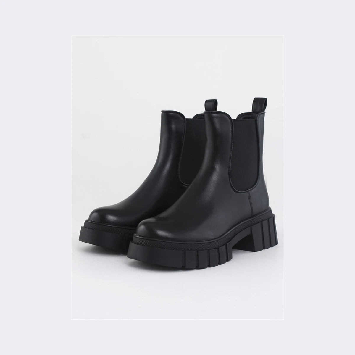 Redz Ankle Chelsea Boot in Black