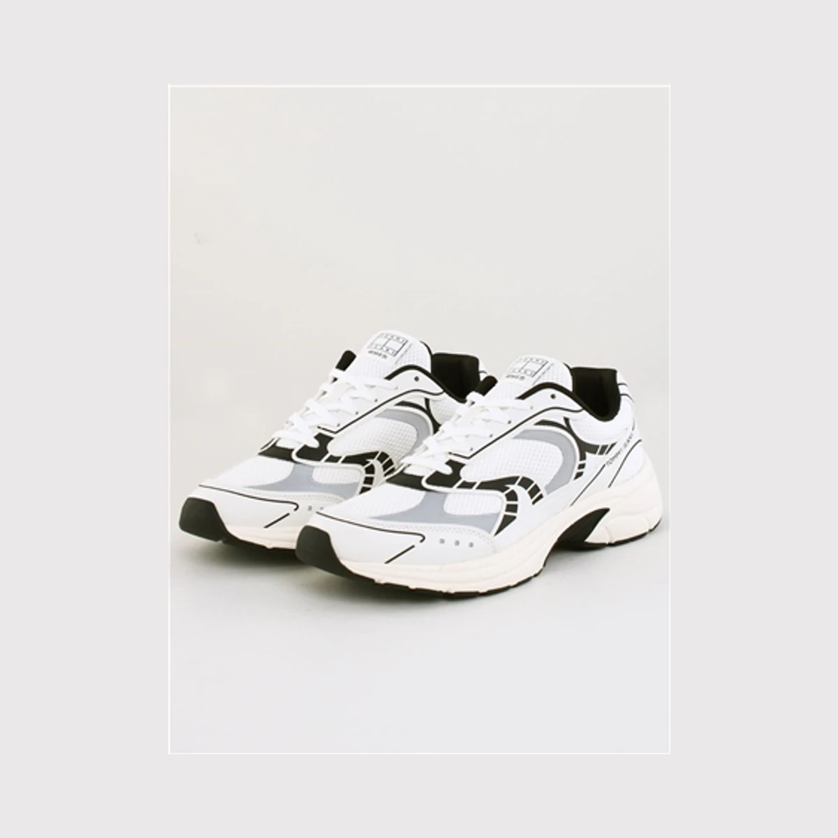 Tommy Jeans Archive 25 Trainers in Black