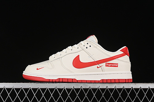 Nike SB Dunk Low Supreme